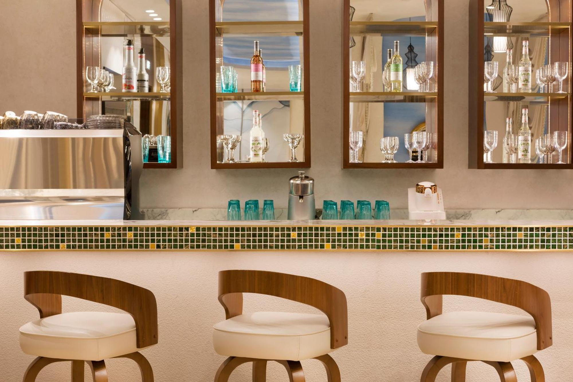 Velero Hotel Doha Lusail 외부 사진 The bar at the hotel