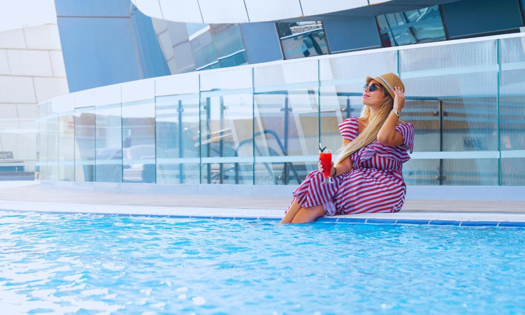 Velero Hotel Doha Lusail 외부 사진 A woman sunbathing