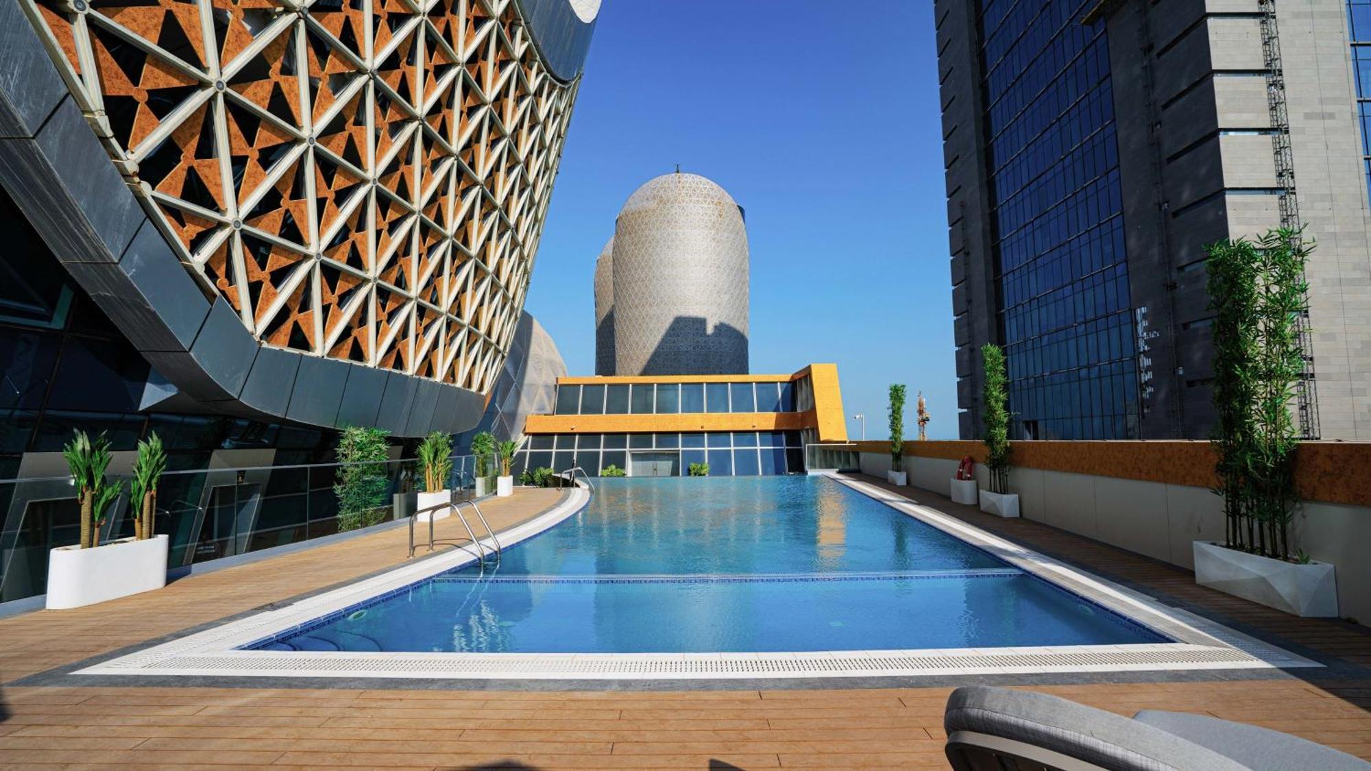 Velero Hotel Doha Lusail 외부 사진 The pool at the top of the hotel