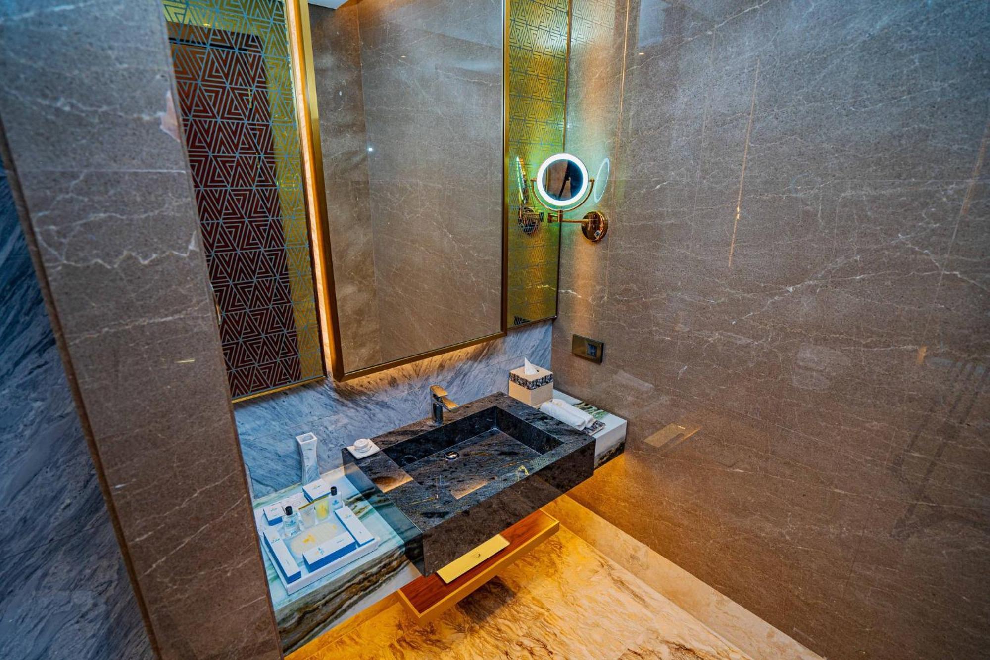 Velero Hotel Doha Lusail 외부 사진 Bathroom