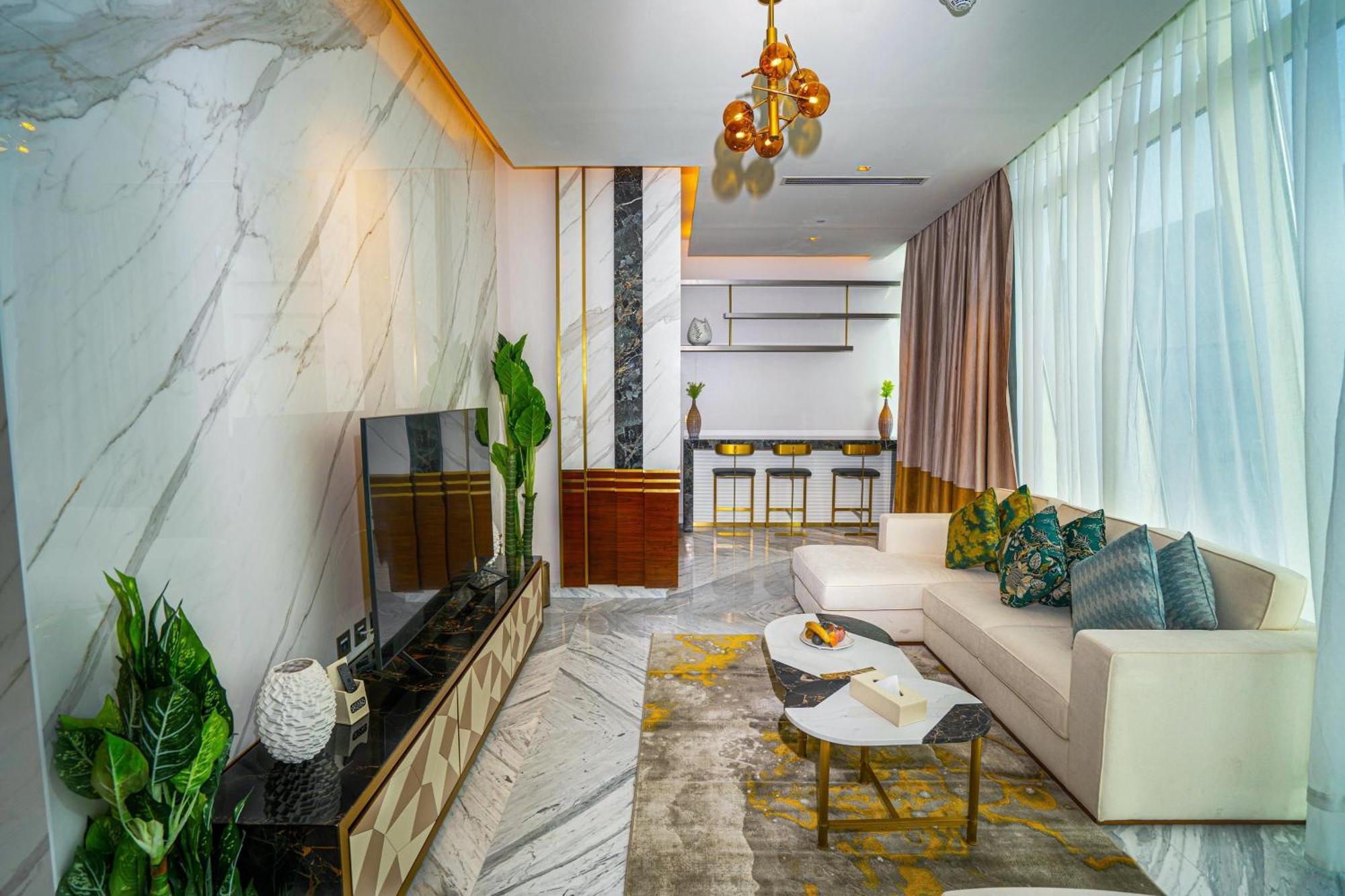 Velero Hotel Doha Lusail 외부 사진 The interior of a suite at the hotel